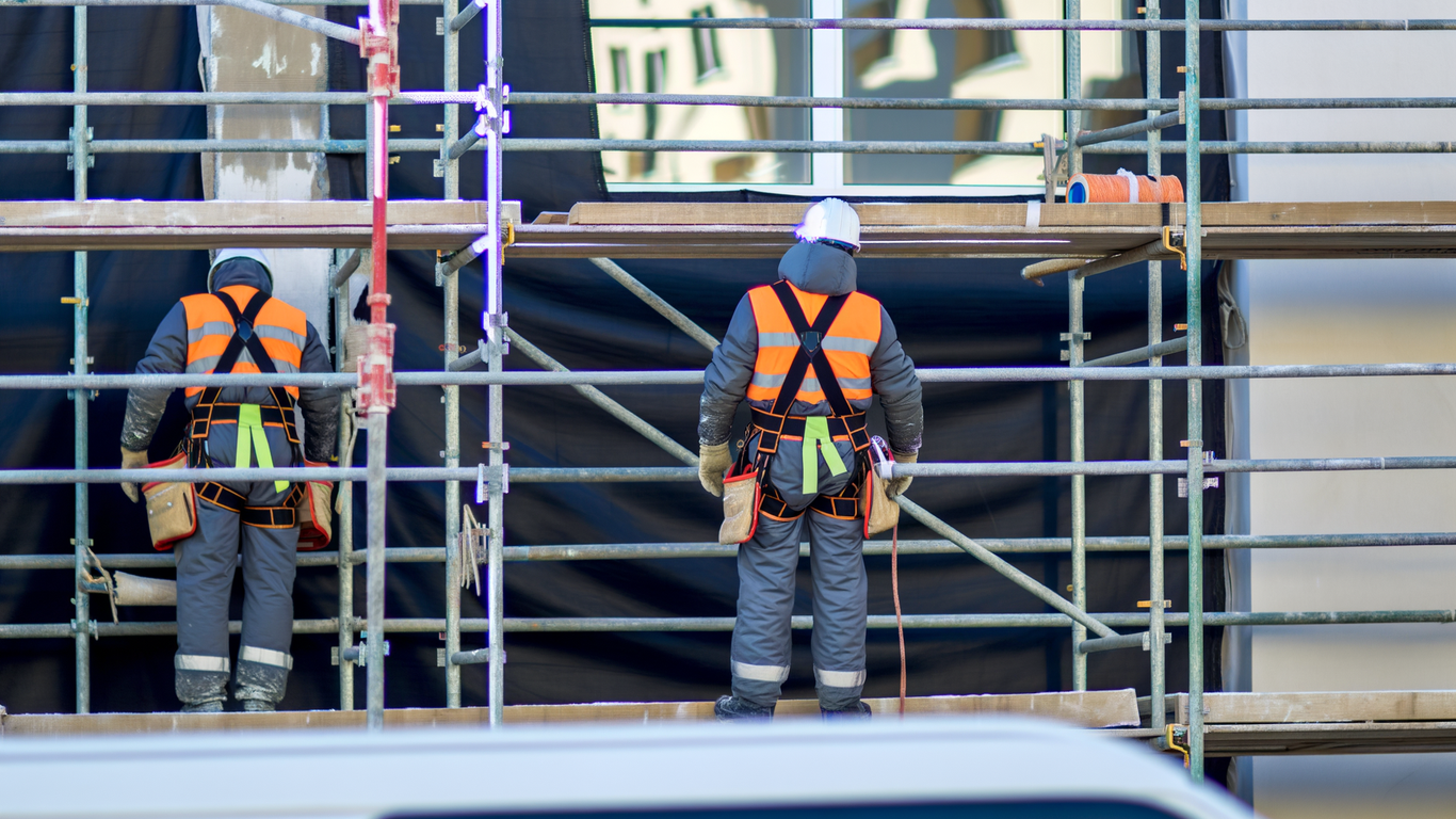 Maîtriser les échafaudages roulants : guide complet pour une utilisation optimisée et sécurisée